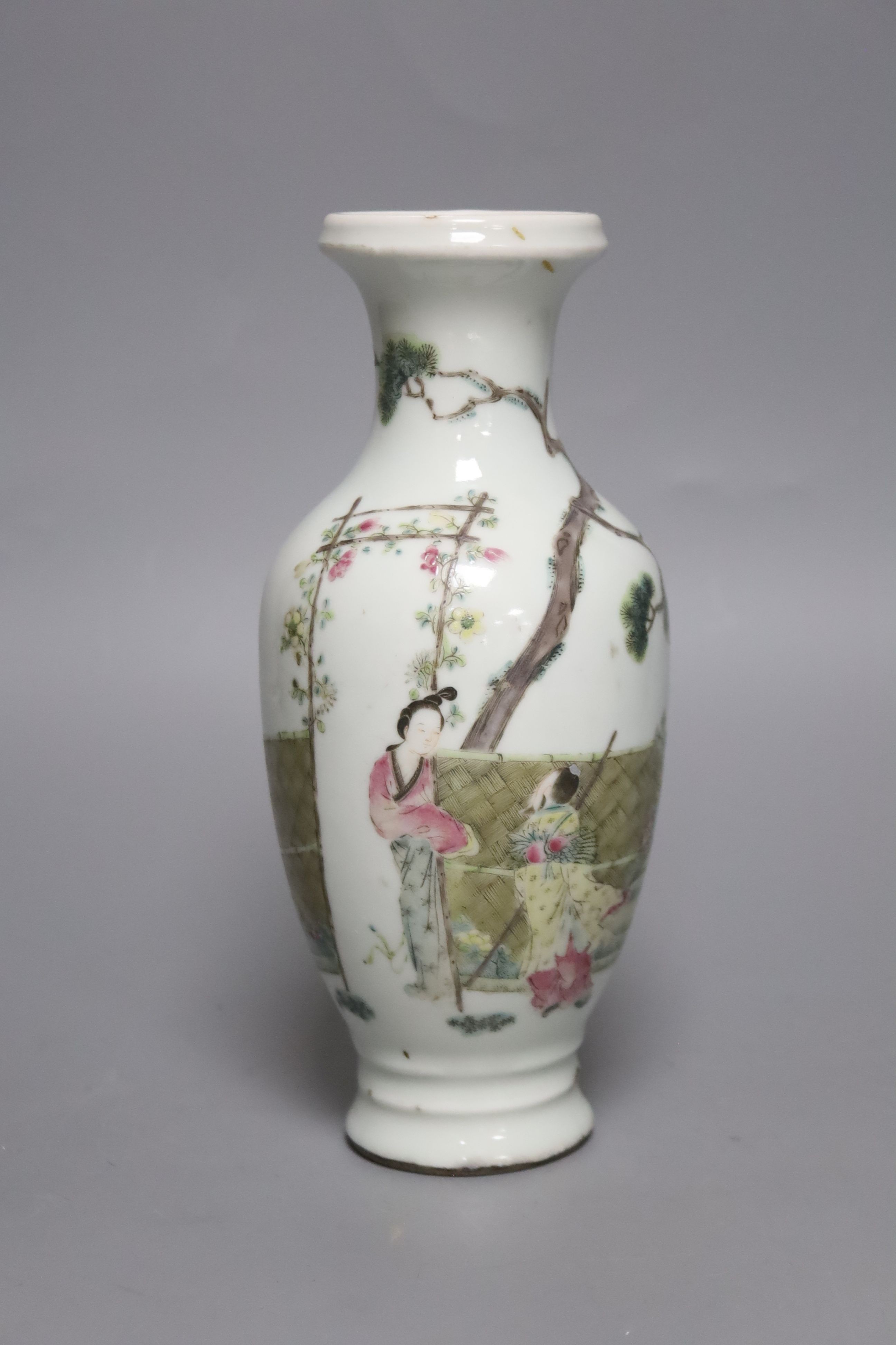 A Chinese famille rose vase, late Qing/ Republic, 20cm